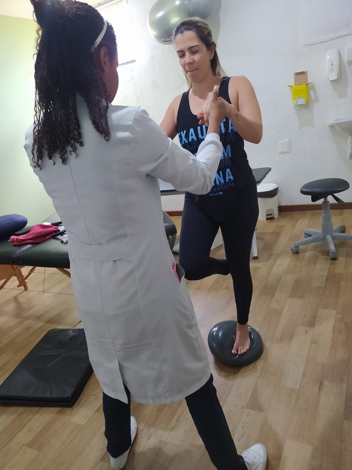 Equipe de fisioterapia durante atendimento personalizado
